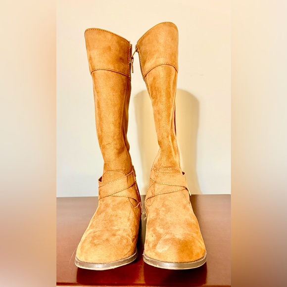 Girls size 3 Michael Kors, suede knee high boots. Like new. Worn once. Gorgeous! - Picture 6 of 14